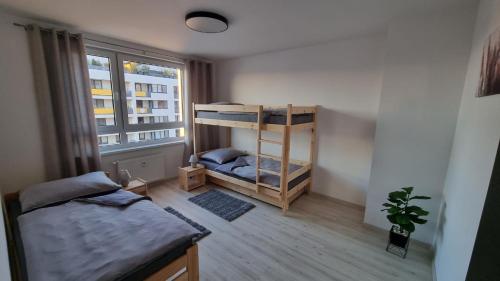 特爾納瓦的住宿－Apartmán 402，一间卧室设有两张双层床和一扇窗户。