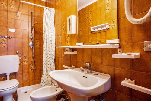 łazienka z umywalką i toaletą w obiekcie Garden alle barche - Angela 3 w mieście Calceranica al Lago