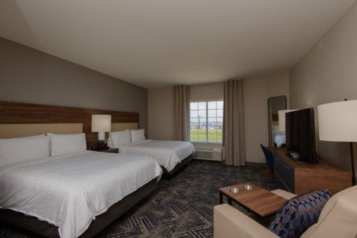 um quarto de hotel com duas camas e uma televisão em Candlewood Suites - Corpus Christi - Portland, an IHG Hotel em Portland