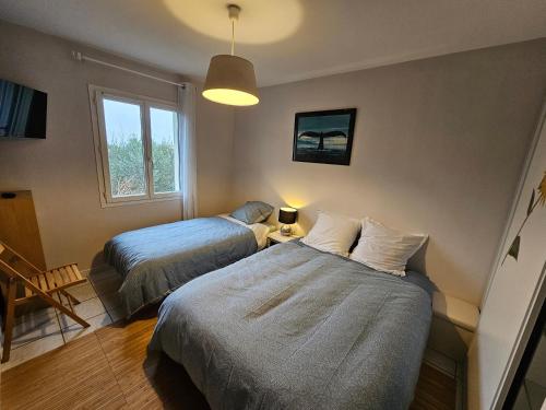 1 Schlafzimmer mit 2 Betten und einem Fenster in der Unterkunft Belvédère du midi in Ayguesvives