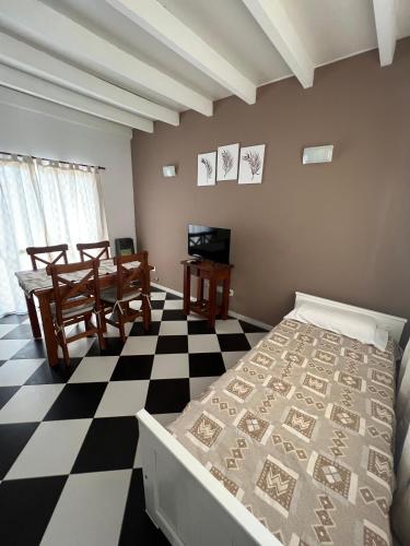 - une chambre avec un lit, une table et des chaises dans l'établissement Departamento para 2 personas, à San Miguel del Monte