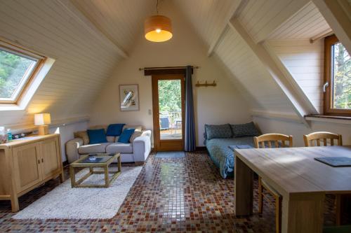 un salon avec un canapé et une table dans l'établissement La Borie du Cambord - Gîtes et Chambres d'hôtes, à Sarlat-la-Canéda