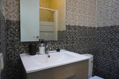 y baño con lavabo blanco y espejo. en San Clemente with Pool & Wi-fi, en Caleta de Interián