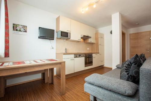 Conny's Apartments في نيوستيفت ام ستوبايتال: غرفة معيشة مع أريكة وطاولة