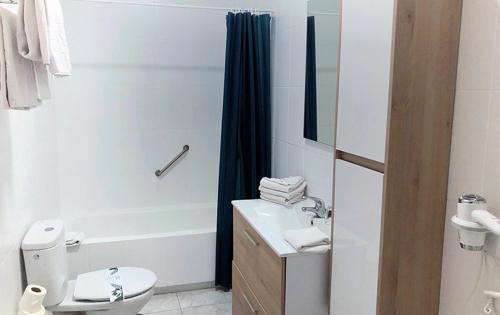 Koupelna v ubytování Apartamentos Bahia Playa