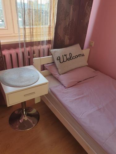 ein kleines Schlafzimmer mit einem Bett und einem Schreibtisch in der Unterkunft ClickTheFlat24 Prestige Apart Rooms Pokoje Czechów in Lublin