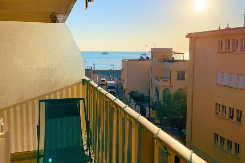 - un balcon avec vue sur l'océan et les bâtiments dans l'établissement Superbe appartement avec terrasse et parking - Antibes - Welkeys, à Antibes