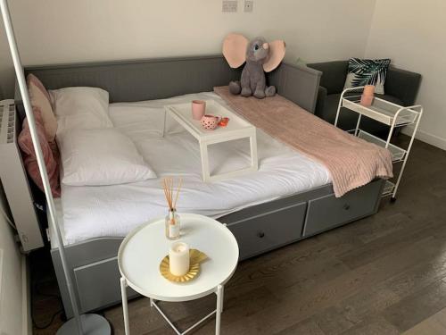 - une chambre avec un lit avec un ours en peluche et une table dans l'établissement Stylish studio flat in City Centre Nottingham, à Nottingham