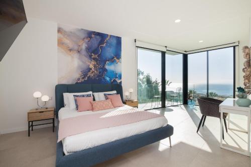 1 dormitorio con 1 cama con una pintura en la pared en 200m² NEW Villa F with private, heated pool and amazing ocean view., en Adeje