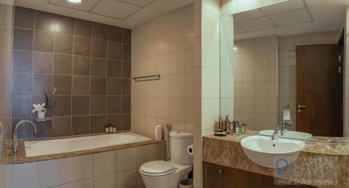 Capital Stay - 2 Bed Apartment in Dubai Festival City في دبي: حمام مع حوض ومرحاض ومغسلة