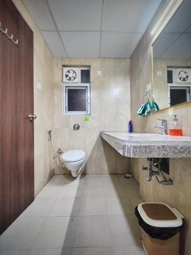 Un baño de Symphony Apartments at MIHAN Nagpur