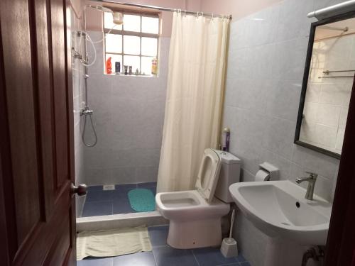 W łazience znajduje się toaleta, umywalka i prysznic. w obiekcie Annie's House w mieście Syokimau