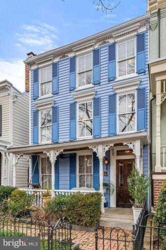 una casa azul con adornos blancos en una calle en Large studio apartment steps from the US Capitol!, en Washington