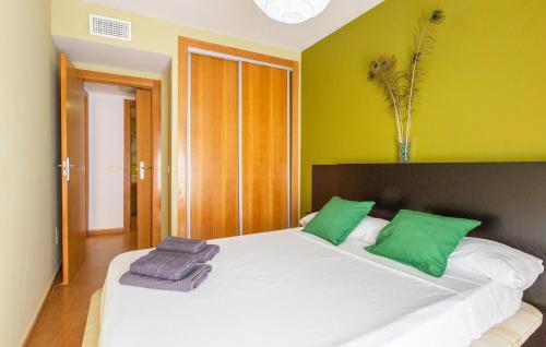 - une chambre avec un grand lit blanc et des oreillers verts dans l'établissement Amazing Apartment In Lorca With Kitchenette, à Lorca