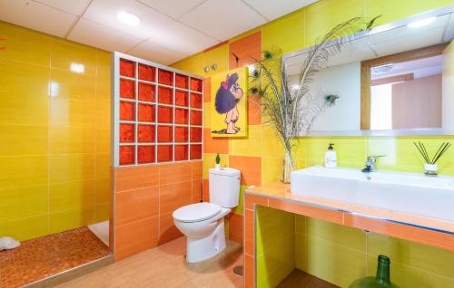 La salle de bains est pourvue de toilettes et d'un lavabo. dans l'établissement Amazing Apartment In Lorca With Kitchenette, à Lorca
