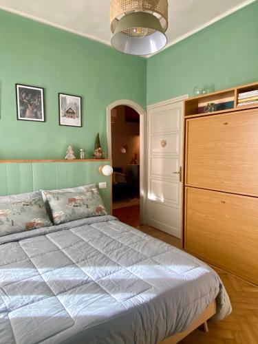 ein Schlafzimmer mit einem Bett und einer Kommode in der Unterkunft Bilocale a due passi dal centro in Limone Piemonte