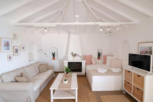 Elle comprend un salon doté d'un mobilier blanc et d'un plafond blanc. dans l'établissement Pouletis Family Villas Sea Apartments, à Kalamata