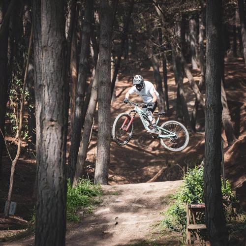 a man doing a trick on a bike in the woods at Loft Increíble Vista y Jacuzzi Gratis, Único - 2A in Navidad
