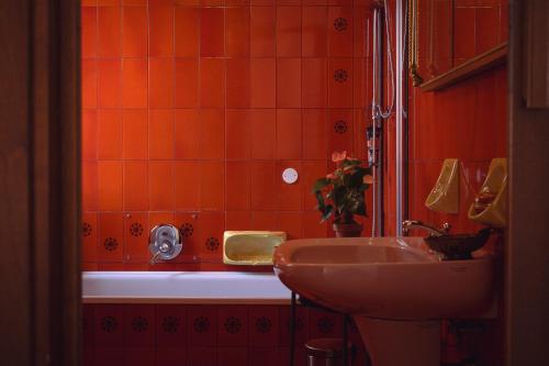 a bathroom with a sink and a bath tub at Albha - Villa Esotica in Monteviale