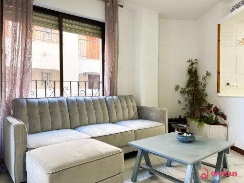a living room with a couch and a table at Estiloso Apto en P. Marítimo in Oropesa del Mar