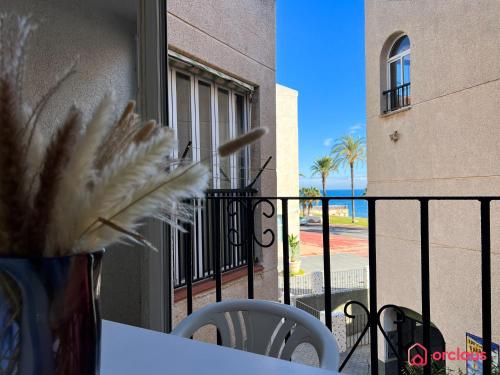 a table and chairs on a balcony with a view of the ocean at Estiloso Apto en P. Marítimo in Oropesa del Mar