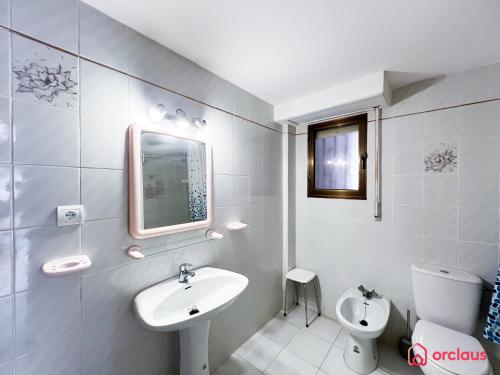 a white bathroom with a sink and a toilet at Estiloso Apto en P. Marítimo in Oropesa del Mar