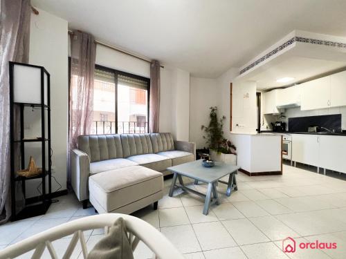 a living room with a couch and a table at Estiloso Apto en P. Marítimo in Oropesa del Mar