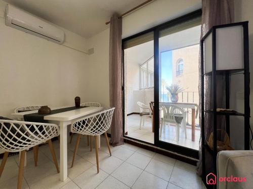 a room with a table and chairs and a balcony at Estiloso Apto en P. Marítimo in Oropesa del Mar