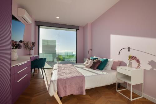 Un dormitorio con una cama, un escritorio y una mesa. en 200m NEW Villa E with priv/heated pool, ocean view., en Adeje