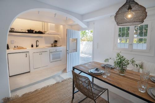 Il comprend une cuisine et une salle à manger avec une table en bois. dans l'établissement Pouletis Family Villas Sea Apartments, à Kalamata