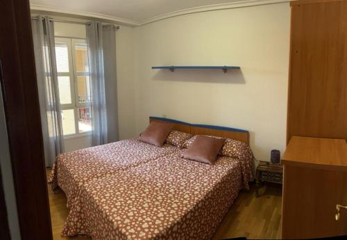 - une chambre avec un lit et 2 oreillers dans l'établissement Apartamento Magdalena, à Haro