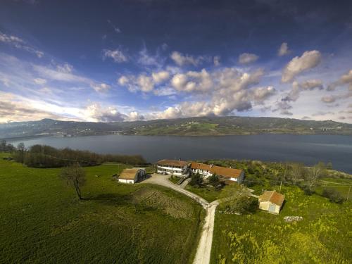 an aerial view of a house next to a lake at B&b Il Gheppio in Campolattaro