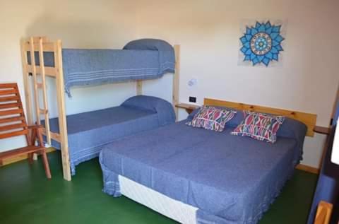 een slaapkamer met een bed en een stapelbed bij Clara Rosa in San Ignacio