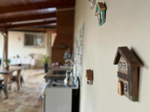 a kitchen with a bird house on a wall at LA SELVA MONOAMBIENTES in Puerto Iguazú