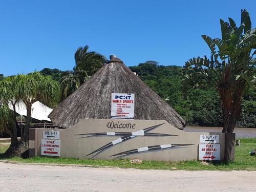 Une cabane avec un panneau indiquant le meilleur marquetarma dans l'établissement The Pont Home Owners, à Port Edward
