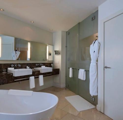 uma casa de banho com 2 lavatórios e um espelho grande em JW MARRIOT em Cidade do Panamá