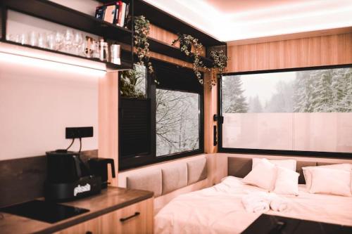 1 dormitorio con 1 cama y 2 ventanas grandes en Good Spot Zieleniec Twin Prestige 02 en Duszniki Zdrój