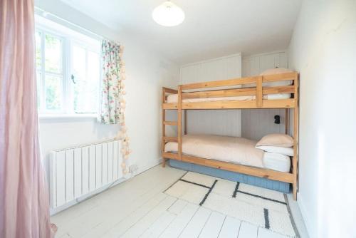 Divstāvu gulta vai divstāvu gultas numurā naktsmītnē The Pink Cottage, Blaxhall