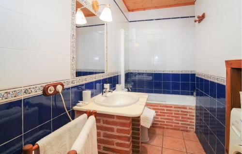La salle de bains est pourvue d'un lavabo et d'une baignoire. dans l'établissement Lovely Apartment In Saucelle With Outdoor Swimming Pool, à Saucelle