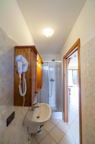 a bathroom with a sink and a shower at Residence Stofol in Aprica