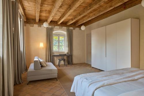 1 dormitorio con 1 cama, 1 silla y 1 mesa en Renaissance Palace Ghetaldi 1516, en Suđurađ
