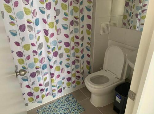 ein Bad mit einem WC und einem Duschvorhang in der Unterkunft Departamento Serena , La Florida in La Serena