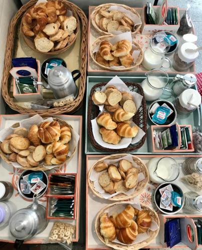 un mucchio di cestini pieni di diversi tipi di dolci di Verona Hostel a Necochea