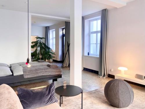 ein Schlafzimmer und ein Wohnzimmer mit einem Bett und einem Tisch in der Unterkunft zehuus - historical charm 70qm in Köln