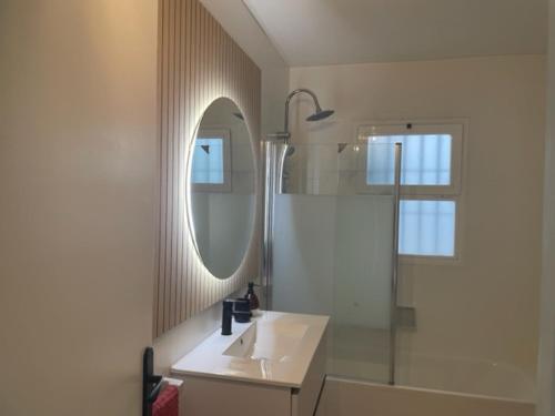 W łazience znajduje się umywalka oraz prysznic z lustrem. w obiekcie Casa Reserva Los Monteros w Marbelli