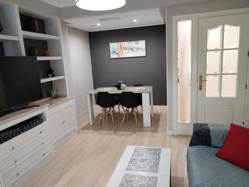 salon ze stołem i kanapą w obiekcie Apartamento con parking privado gratis incluido w Kordobie