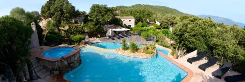 uma vista aérea de uma piscina num resort em Résidence Storia di Blue em Porto-Vecchio