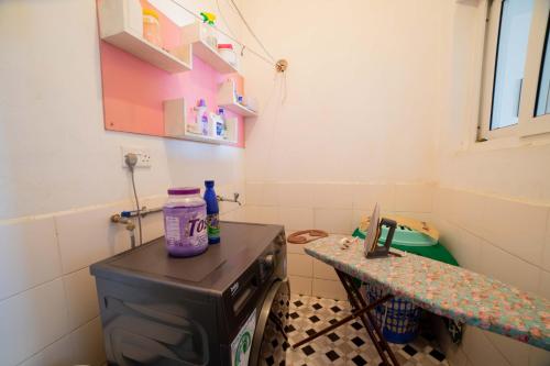 un piccolo bagno con piano cottura e lavandino di Airport Vista Getaway-4km from jomo Kenyatta International Airport a Nairobi
