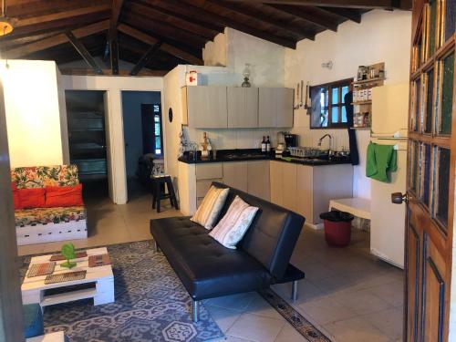 Kuchyň nebo kuchyňský kout v ubytování Casa Rustica con chimenea en su interior, rodeado de los cuatro elementos tierra, fuego, aire y agua, ubicada en sector tranquilo, para descansar en familia o amigos,