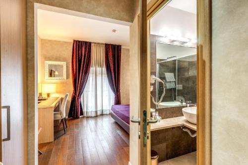 A bathroom at Boutique Rome Inn
